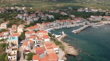 Deniz kenarındaki Agios Nikolaos köyü ve Yunanistan 'ın Messinia kentindeki pitoresk liman manzarası