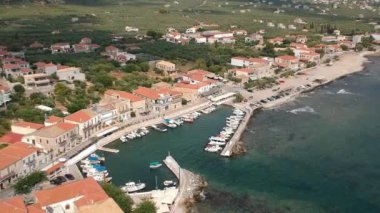 Deniz kenarındaki Agios Nikolaos köyü ve Yunanistan 'ın Messinia kentindeki pitoresk liman manzarası