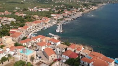Deniz kenarındaki Agios Nikolaos köyü ve Yunanistan 'ın Messinia kentindeki pitoresk liman manzarası