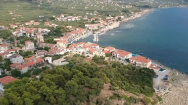 Deniz kenarındaki Agios Nikolaos köyü ve Yunanistan 'ın Messinia kentindeki pitoresk liman manzarası