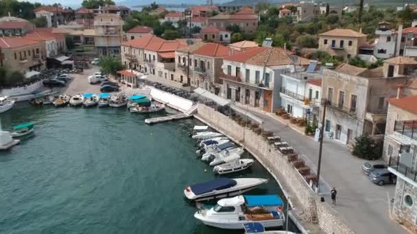 海辺の村アヒオス ニコラオスとギリシャのメッシニアの絵のような古い港の上空からの景色 — ストック動画