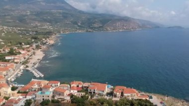 Deniz kenarındaki Agios Nikolaos köyü ve Yunanistan 'ın Messinia kentindeki pitoresk liman manzarası