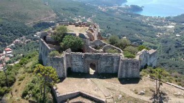 Ünlü Ali Pascha Kalesi 'nin havadan panoramik görüntüsü. Anthousa 'nın yukarısındaki yüksek bir tepede inşa edilen ve tüm Parga Körfezi' ni kapsayan Ali Paşa Kalesi 'nin kalıntıları Yunanistan' ın Parga kentinden 5,5 km uzaklıktadır.