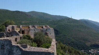 Ünlü Ali Pascha Kalesi 'nin havadan panoramik görüntüsü. Anthousa 'nın yukarısındaki yüksek bir tepede inşa edilen ve tüm Parga Körfezi' ni kapsayan Ali Paşa Kalesi 'nin kalıntıları Yunanistan' ın Parga kentinden 5,5 km uzaklıktadır.