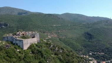 Ünlü Ali Pascha Kalesi 'nin havadan panoramik görüntüsü. Anthousa 'nın yukarısındaki yüksek bir tepede inşa edilen ve tüm Parga Körfezi' ni kapsayan Ali Paşa Kalesi 'nin kalıntıları Yunanistan' ın Parga kentinden 5,5 km uzaklıktadır.