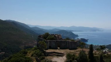 Ünlü Ali Pascha Kalesi 'nin havadan panoramik görüntüsü. Anthousa 'nın yukarısındaki yüksek bir tepede inşa edilen ve tüm Parga Körfezi' ni kapsayan Ali Paşa Kalesi 'nin kalıntıları Yunanistan' ın Parga kentinden 5,5 km uzaklıktadır.