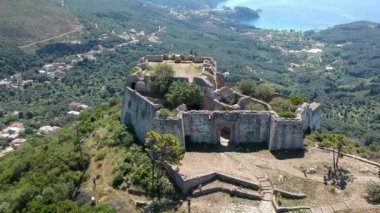 Ünlü Ali Pascha Kalesi 'nin havadan panoramik görüntüsü. Anthousa 'nın yukarısındaki yüksek bir tepede inşa edilen ve tüm Parga Körfezi' ni kapsayan Ali Paşa Kalesi 'nin kalıntıları Yunanistan' ın Parga kentinden 5,5 km uzaklıktadır.