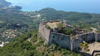 Ünlü Ali Pascha Kalesi 'nin havadan panoramik görüntüsü. Anthousa 'nın yukarısındaki yüksek bir tepede inşa edilen ve tüm Parga Körfezi' ni kapsayan Ali Paşa Kalesi 'nin kalıntıları Yunanistan' ın Parga kentinden 5,5 km uzaklıktadır.