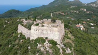 Ünlü Ali Pascha Kalesi 'nin havadan panoramik görüntüsü. Anthousa 'nın yukarısındaki yüksek bir tepede inşa edilen ve tüm Parga Körfezi' ni kapsayan Ali Paşa Kalesi 'nin kalıntıları Yunanistan' ın Parga kentinden 5,5 km uzaklıktadır.