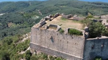 Ünlü Ali Pascha Kalesi 'nin havadan panoramik görüntüsü. Anthousa 'nın yukarısındaki yüksek bir tepede inşa edilen ve tüm Parga Körfezi' ni kapsayan Ali Paşa Kalesi 'nin kalıntıları Yunanistan' ın Parga kentinden 5,5 km uzaklıktadır.
