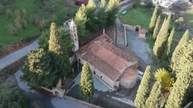 Kış boyunca Apidia, Laconia 'nın pitoresk dağlık köyünün hava panoramik manzarası. Köy, Yunanistan 'ın Moreloponnese kentinin bir bölümü olan Laconia bölgesindeki Yunanistan' ın güneydoğusunda yer alıyor.