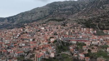 Yunanistan 'ın Boeotia kentindeki Arachova kentinin hava manzarası