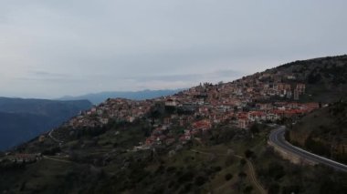 Yunanistan 'ın Boeotia kentindeki Arachova kentinin hava manzarası