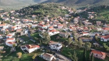 Kış boyunca Apidia, Laconia 'nın pitoresk dağlık köyünün hava panoramik manzarası. Köy, Yunanistan 'ın Moreloponnese kentinin bir bölümü olan Laconia bölgesindeki Yunanistan' ın güneydoğusunda yer alıyor.