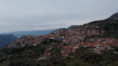Yunanistan 'ın Boeotia kentindeki Arachova kentinin hava manzarası