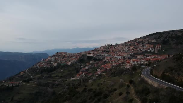 ギリシャBoeotia Arachovaの絵の村の空中ビュー — ストック動画