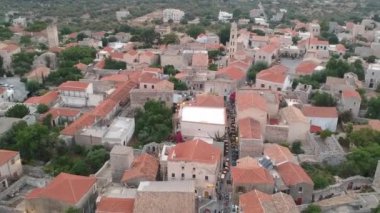 Yunanistan 'ın eski tarihi Areopoli Lakonia kenti üzerindeki ikonik hava manzarası