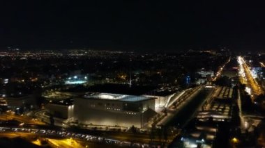 Geceleri Atina 'nın güneyinin havadan manzarası. Stavros Niarchos Vakfı, SNFCC, kültür merkezi mimari tasarımı, Atina, Yunanistan