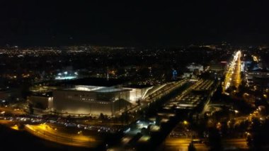 Geceleri Atina 'nın güneyinin havadan manzarası. Stavros Niarchos Vakfı, SNFCC, kültür merkezi mimari tasarımı, Atina, Yunanistan