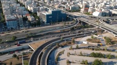 Atina 'nın en karmaşık yollarından birini yükselten araçlar, Faliro, Pire' deki ünlü yol kavşağı. Yunanistan 'da Attica üzerinde hava manzarası