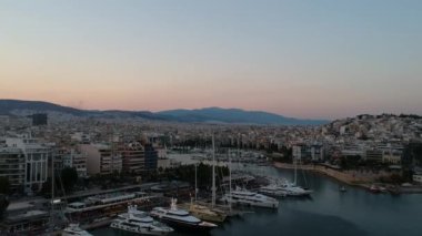 Gün batımında Yunanistan, Peiraeus, Marina Zeas üzerinde hava manzarası