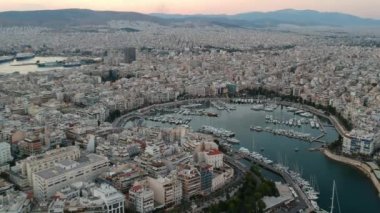 Gün batımında Yunanistan, Peiraeus, Marina Zeas üzerinde hava manzarası