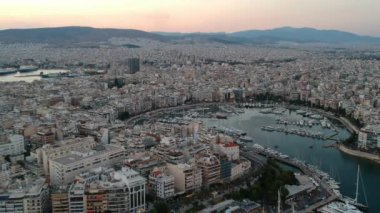 Gün batımında Yunanistan, Peiraeus, Marina Zeas üzerinde hava manzarası