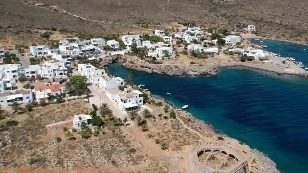 希腊凯瑟拉岛Avlemonas或Avlemon风景如画的村庄的空中景观 — 图库视频影像