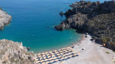 Günbatımında Kythira adasındaki ünlü kayalık kumsal Chalkos 'un panoramik görüntüsü. Kristal berrak su ve Akdeniz, Yunanistan ve Avrupa 'da küçük kayalık bir körfez ile şaşırtıcı manzara.