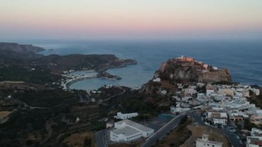 Chora, Kythera üzerinde günbatımında Kale 'nin yanında nefes kesici panoramik manzara. Yunanistan, Avrupa 'daki Kythera adası üzerindeki görkemli manzara.