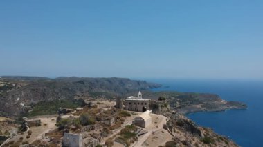 Chora, Kythera üzerinde günbatımında Kale 'nin yanında nefes kesici panoramik manzara. Yunanistan, Avrupa 'daki Kythera adası üzerindeki görkemli manzara.