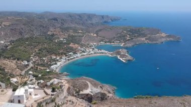 Chora, Kythera üzerinde günbatımında Kale 'nin yanında nefes kesici panoramik manzara. Yunanistan, Avrupa 'daki Kythera adası üzerindeki görkemli manzara.