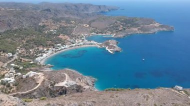Chora, Kythera üzerinde günbatımında Kale 'nin yanında nefes kesici panoramik manzara. Yunanistan, Avrupa 'daki Kythera adası üzerindeki görkemli manzara.