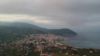 Yunanistan 'ın Sporades Adası' ndaki Chora olarak da bilinen ünlü Zelos kasabasının güzel hava manzarası