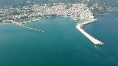 Yunanistan 'ın Sporades Adası' ndaki Chora olarak da bilinen ünlü Zelos kasabasının güzel hava manzarası