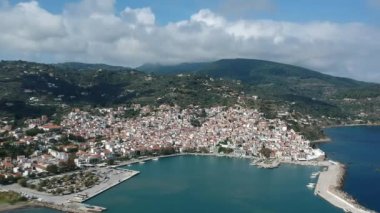Yunanistan 'ın Sporades Adası' ndaki Chora olarak da bilinen ünlü Zelos kasabasının güzel hava manzarası