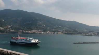 Yunanistan 'da Chora, Sporades, Yunanistan' daki β elos adasının limanından kalkan Yunan Denizyolu şirketinden ekspres feribot.