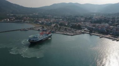 Yunanistan 'da Chora, Sporades, Yunanistan' daki β elos adasının limanından kalkan Yunan Denizyolu şirketinden ekspres feribot.