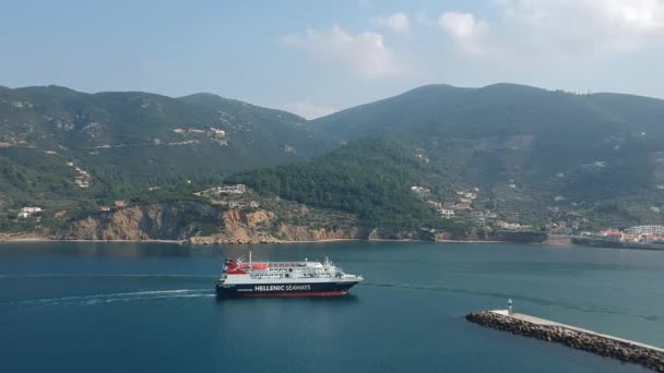 Express Skiathos Helenic Seaways社からフェリーでギリシャのスコフェロス島の港を出る — ストック動画