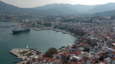 Yunanistan 'ın Sporades Adası' ndaki Chora olarak da bilinen ünlü Zelos kasabasının güzel hava manzarası