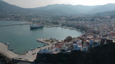 Yunanistan 'ın Sporades Adası' ndaki Chora olarak da bilinen ünlü Zelos kasabasının güzel hava manzarası