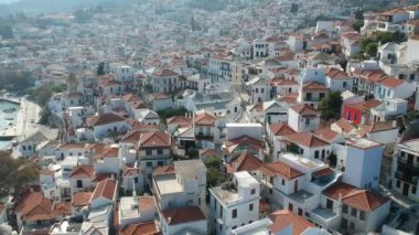 Yunanistan 'ın Sporades Adası' ndaki Chora olarak da bilinen ünlü Zelos kasabasının güzel hava manzarası