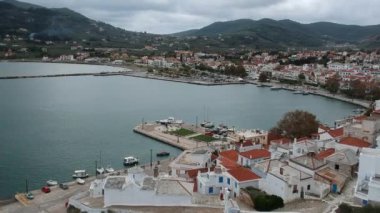 Yunanistan 'ın Sporades Adası' ndaki Chora olarak da bilinen ünlü Zelos kasabasının güzel hava manzarası