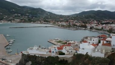 Yunanistan 'ın Sporades Adası' ndaki Chora olarak da bilinen ünlü Zelos kasabasının güzel hava manzarası