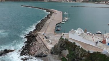 Yunanistan 'ın Sporades Adası' ndaki Chora olarak da bilinen ünlü Zelos kasabasının güzel hava manzarası