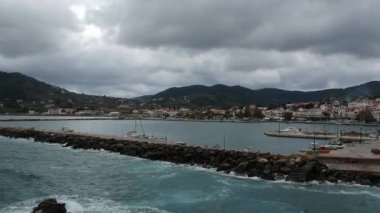 Yunanistan 'ın Sporades Adası' ndaki Chora olarak da bilinen ünlü Zelos kasabasının güzel hava manzarası