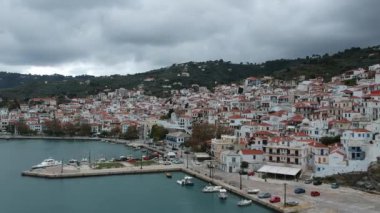 Yunanistan 'ın Sporades Adası' ndaki Chora olarak da bilinen ünlü Zelos kasabasının güzel hava manzarası