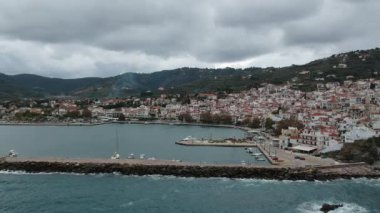 Yunanistan 'ın Sporades Adası' ndaki Chora olarak da bilinen ünlü Zelos kasabasının güzel hava manzarası