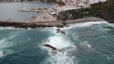 Yunanistan 'ın Sporades Adası' ndaki Chora olarak da bilinen ünlü Zelos kasabasının güzel hava manzarası