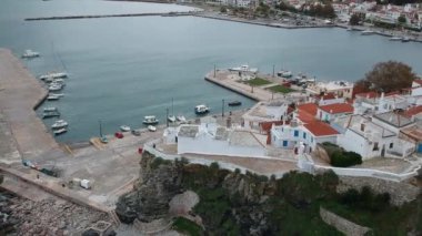 Yunanistan 'ın Sporades Adası' ndaki Chora olarak da bilinen ünlü Zelos kasabasının güzel hava manzarası